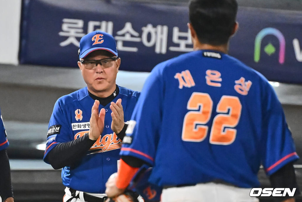 13일 부산 사직야구장에서 2024 신한 SOL 뱅크 KBO 리그 롯데 자이언츠와 한화 이글스의 경기가 열렸다. 홈팀 롯데는 박세웅이 선발 출전하고 한화는 류현진이 선발 출전했다.한화 이글스 김경문 감독이 롯데 자이언츠에 8-4로 승리한 후 기뻐하고 있다. 2024.09.13 / foto0307@osen.co.kr