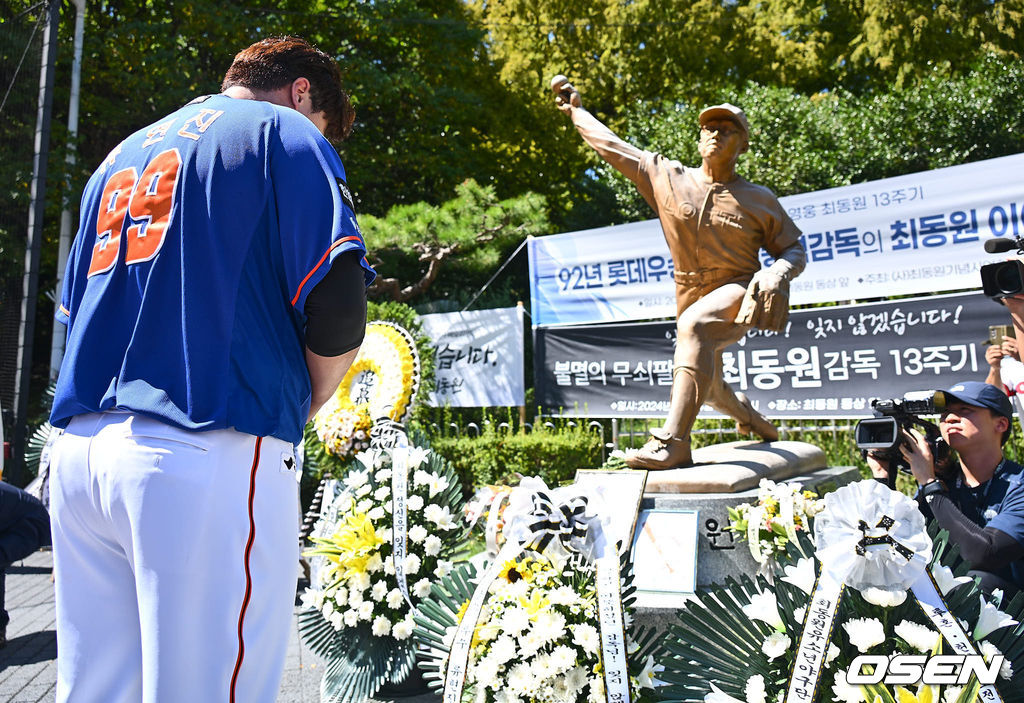 투혼, 헌신, 희생, 도전의 아이콘 불멸의 무쇠팔 故 최동원 감독 13주기 추모행사가 14일 부산 사직야구장 최동원 동상 앞에서 열렸다.1984 한국시리즈에서 혼자 4승을 따내 팀을 창단 첫 우승으로 이끌며 롯데 자이언츠 최초 영구 결번(11번)으로 지정된 선수이다.한화 류현진이 故 최동원 감독 동상 앞에서 헌화하고 있다. 2024.09.14 / foto0307@osen.co.kr