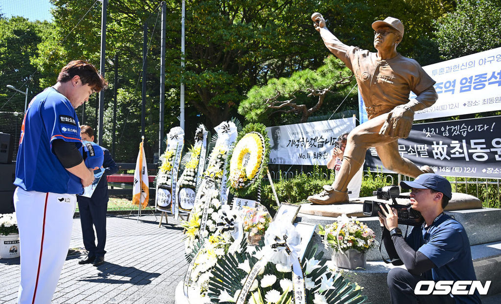 투혼, 헌신, 희생, 도전의 아이콘 불멸의 무쇠팔 故 최동원 감독 13주기 추모행사가 14일 부산 사직야구장 최동원 동상 앞에서 열렸다.1984 한국시리즈에서 혼자 4승을 따내 팀을 창단 첫 우승으로 이끌며 롯데 자이언츠 최초 영구 결번(11번)으로 지정된 선수이다.한화 류현진이 故 최동원 감독 동상 앞에서 헌화하고 있다. 2024.09.14 / foto0307@osen.co.kr