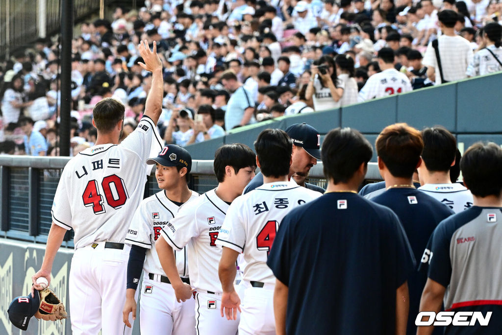 14일 오후 서울 잠실야구장에서 2024 신한 SOL뱅크 KBO리그 두산 베어스와 KT 위즈의 경기가 열렸다.두산은 곽빈, KT는 고영표를 선발로 내세웠다.이날 은퇴식을 갖는 더스틴 니퍼트가 시구를 마치고 팬들에게 인사를 하고 있다. 2024.09.14 / jpnews@osen.co.kr