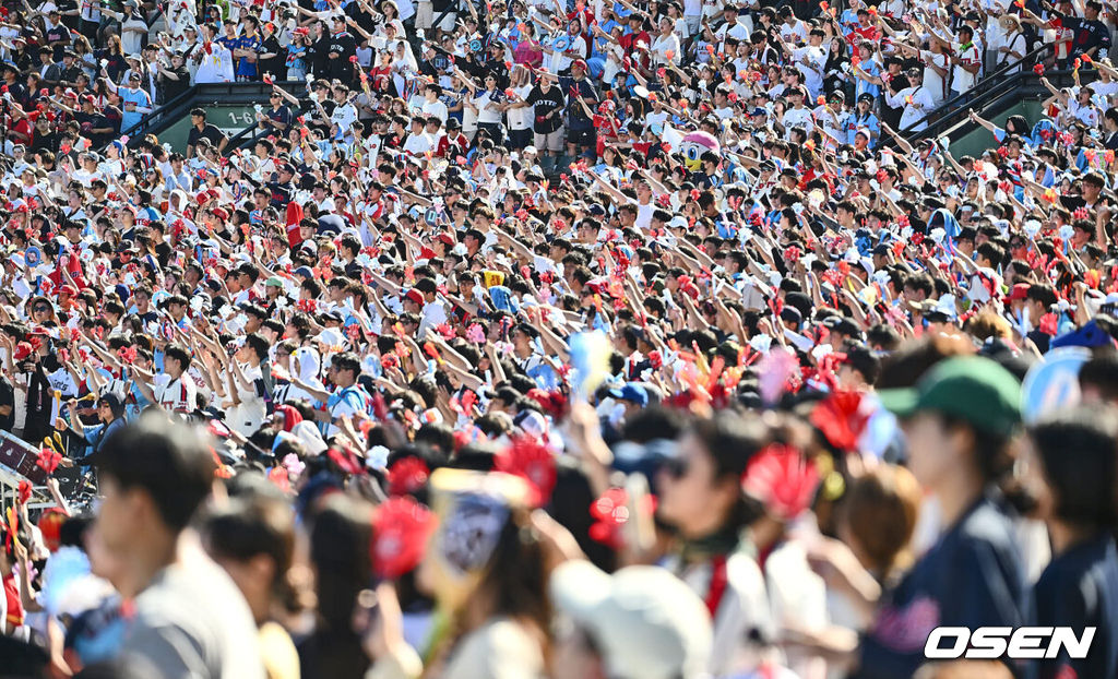 14일 부산 사직야구장에서 2024 신한 SOL 뱅크 KBO 리그 롯데 자이언츠와 한화 이글스의 경기가 열렸다. 홈팀 롯데는 반즈가 선발 출전하고 한화는 이상규가 선발 출전했다.롯데 자이언츠 팬들이 뜨거운 태양 아래서 열띤 응원을 하고 있다. 2024.09.14 / foto0307@osen.co.kr