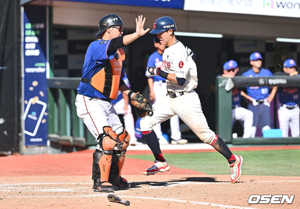 14일 부산 사직야구장에서 2024 신한 SOL 뱅크 KBO 리그 롯데 자이언츠와 한화 이글스의 경기가 열렸다. 홈팀 롯데는 반즈가 선발 출전하고 한화는 이상규가 선발 출전했다.롯데 자이언츠 박승욱이 4회말 1사 1,2루 고승민의 1루수 땅볼 실책때 득점을 올리고 있다. 2024.09.14 / foto0307@osen.co.kr