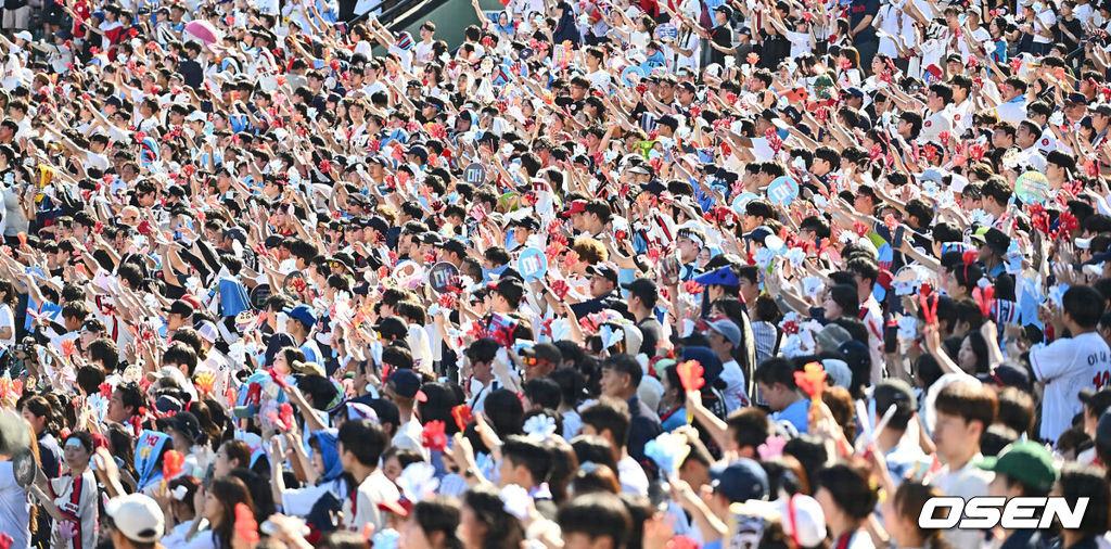 14일 부산 사직야구장에서 2024 신한 SOL 뱅크 KBO 리그 롯데 자이언츠와 한화 이글스의 경기가 열렸다. 홈팀 롯데는 반즈가 선발 출전하고 한화는 이상규가 선발 출전했다.롯데 자이언츠 팬들이 뜨거운 태양 아래서 열띤 응원을 하고 있다. 2024.09.14 / foto0307@osen.co.kr