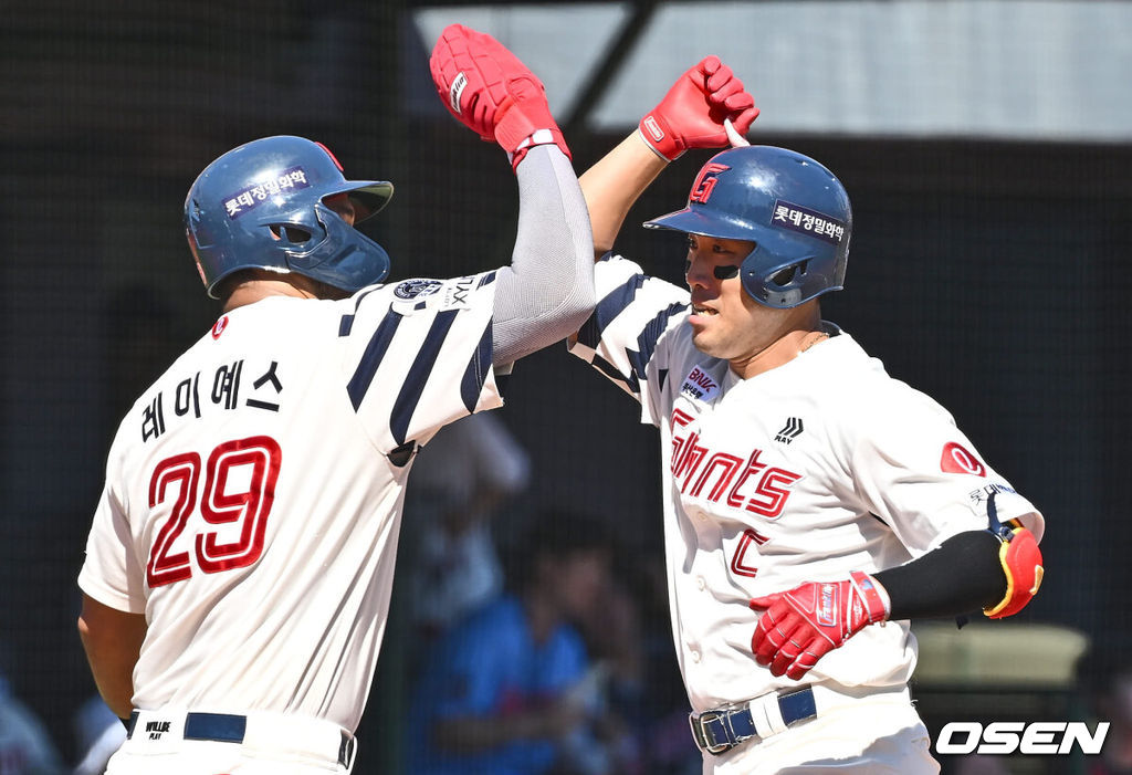 14일 부산 사직야구장에서 2024 신한 SOL 뱅크 KBO 리그 롯데 자이언츠와 한화 이글스의 경기가 열렸다. 홈팀 롯데는 반즈가 선발 출전하고 한화는 이상규가 선발 출전했다.롯데 자이언츠 전준우가 1회말 1사 1루 좌월 2점 홈런을 치고 하이파이브를 하고 있다. 2024.09.14 / foto0307@osen.co.kr