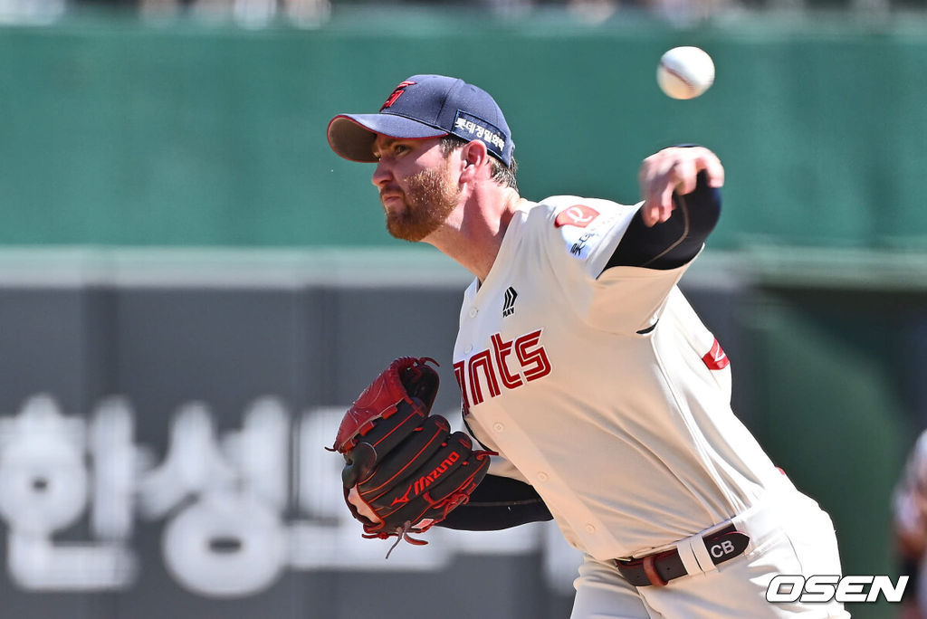 14일 부산 사직야구장에서 2024 신한 SOL 뱅크 KBO 리그 롯데 자이언츠와 한화 이글스의 경기가 열렸다. 홈팀 롯데는 반즈가 선발 출전하고 한화는 이상규가 선발 출전했다.롯데 자이언츠 선발 투수 반즈가 역투하고 있다. 2024.09.14 / foto0307@osen.co.kr