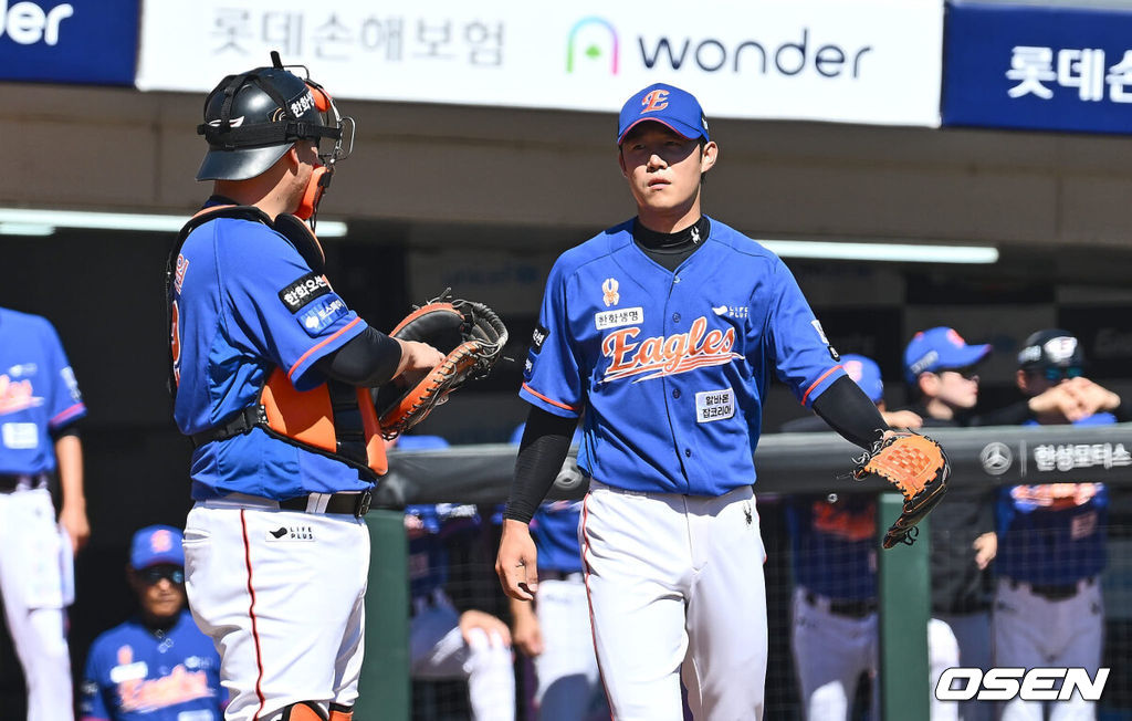 14일 부산 사직야구장에서 2024 신한 SOL 뱅크 KBO 리그 롯데 자이언츠와 한화 이글스의 경기가 열렸다. 홈팀 롯데는 반즈가 선발 출전하고 한화는 이상규가 선발 출전했다.한화 이글스 선발 투수 이상규가 1회말 1사 2루 롯데 자이언츠 레이예스에게 우익수 앞 1타점 적시타를 맞고 아쉬워하고 있다. 2024.09.14 / foto0307@osen.co.kr