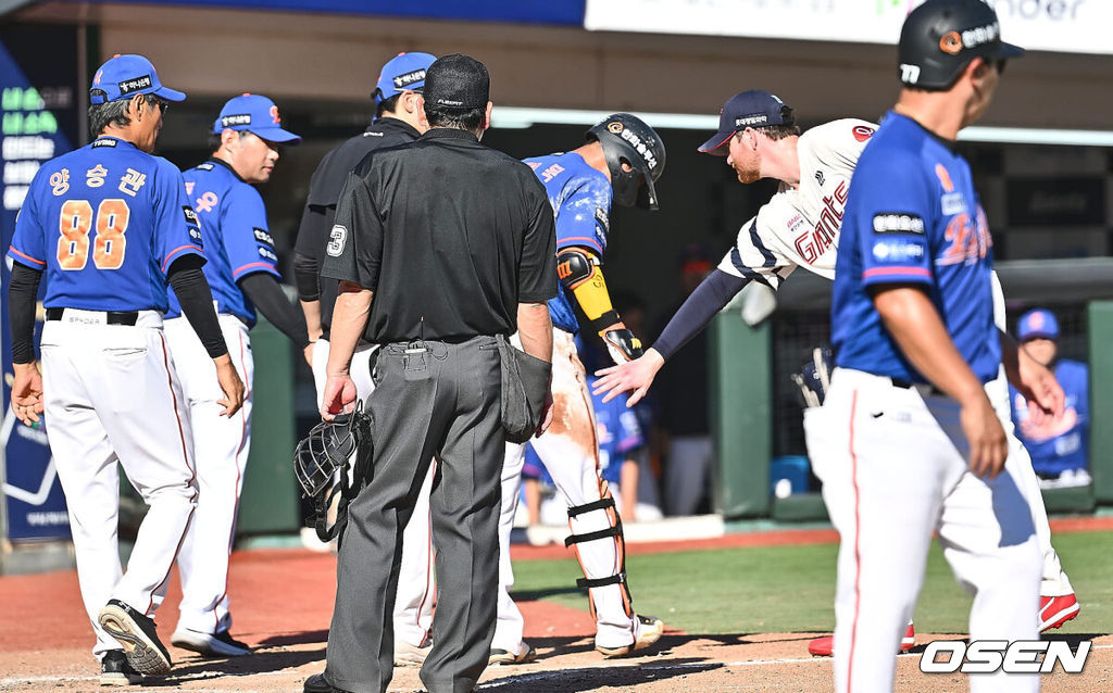 14일 부산 사직야구장에서 2024 신한 SOL 뱅크 KBO 리그 롯데 자이언츠와 한화 이글스의 경기가 열렸다. 홈팀 롯데는 반즈가 선발 출전하고 한화는 이상규가 선발 출전했다.롯데 자이언츠 선발 투수 반즈가 5회초 한화 이글스 황영묵에게 몸에 맞는 볼을 던지고 사과하고 있다. 2024.09.14 / foto0307@osen.co.kr