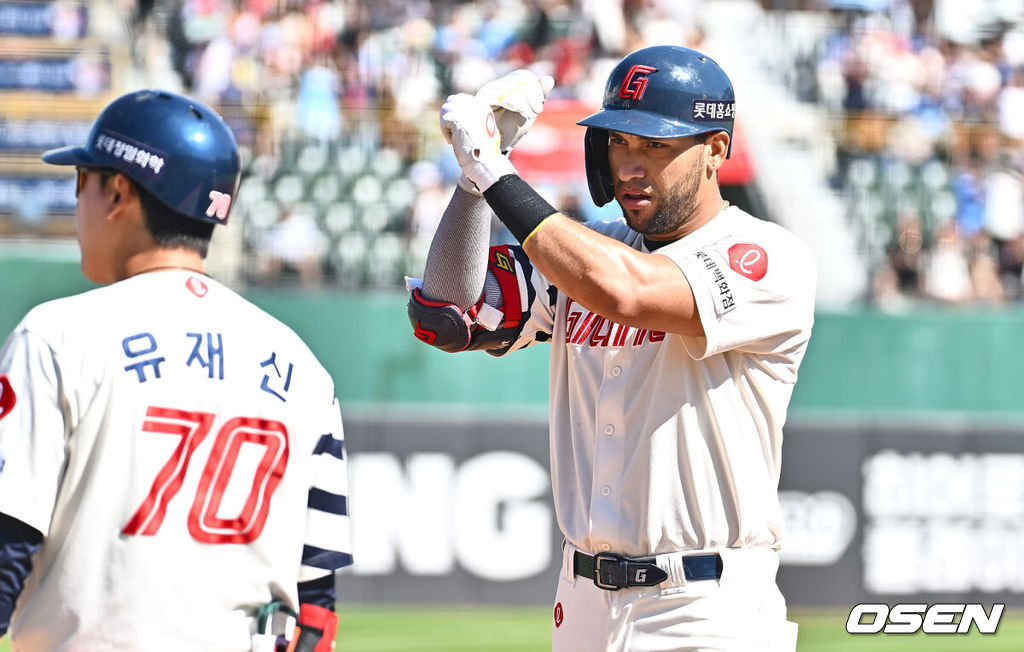 14일 부산 사직야구장에서 2024 신한 SOL 뱅크 KBO 리그 롯데 자이언츠와 한화 이글스의 경기가 열렸다. 홈팀 롯데는 반즈가 선발 출전하고 한화는 이상규가 선발 출전했다.롯데 자이언츠 레이예스가 1회말 1사 2루 우익수 앞 1타점 적시타를 치고 세리머니를 하고 있다. 2024.09.14 / foto0307@osen.co.kr