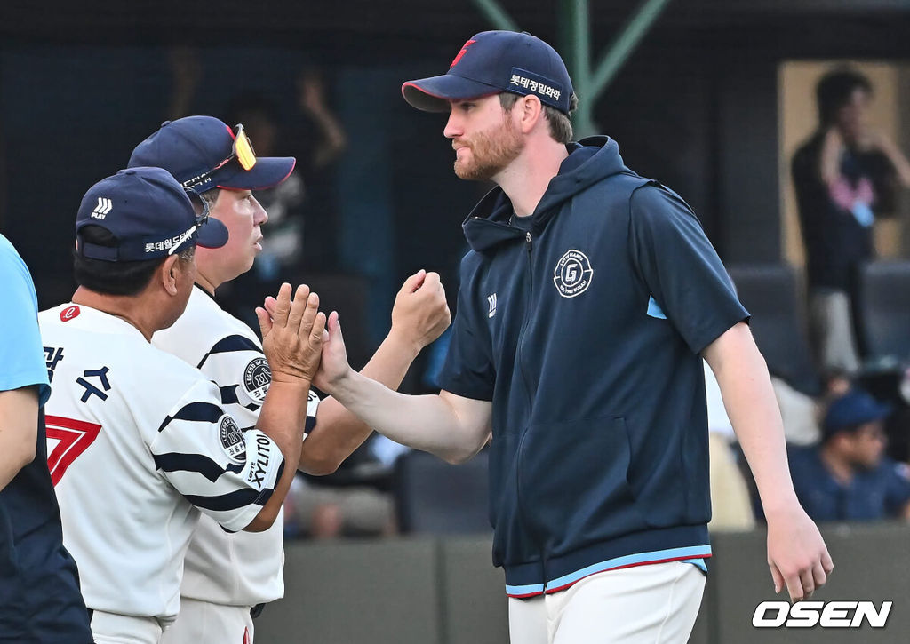 14일 부산 사직야구장에서 2024 신한 SOL 뱅크 KBO 리그 롯데 자이언츠와 한화 이글스의 경기가 열렸다. 홈팀 롯데는 반즈가 선발 출전하고 한화는 이상규가 선발 출전했다.롯데 자이언츠 김태형 감독이 한화 이글스에 12-9로 승리한 후 반즈와 기쁨을 나누고 있다. 2024.09.14 / foto0307@osen.co.kr