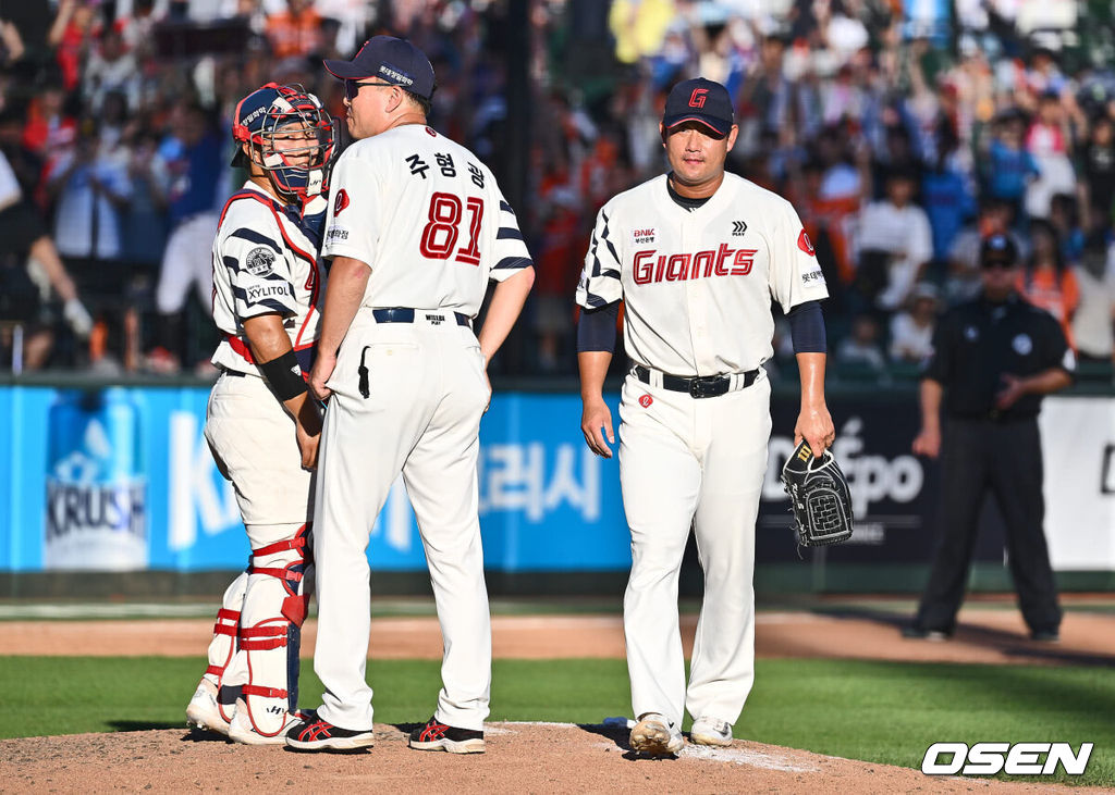 14일 부산 사직야구장에서 2024 신한 SOL 뱅크 KBO 리그 롯데 자이언츠와 한화 이글스의 경기가 열렸다. 홈팀 롯데는 반즈가 선발 출전하고 한화는 이상규가 선발 출전했다.롯데 자이언츠 김상수가 8회초 1사 만루 한화 이글스 문현빈에게 싹쓸이 3타점 좌중간 2루타를 맞고 교체되고 있다. 2024.09.14 / foto0307@osen.co.kr