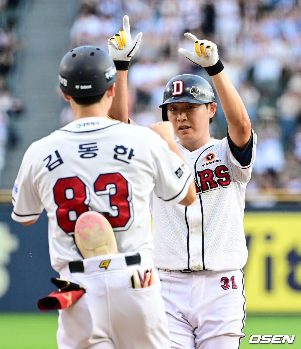 14일 오후 서울 잠실야구장에서 2024 신한 SOL뱅크 KBO리그 두산 베어스와 KT 위즈의 경기가 열렸다.두산은 곽빈, KT는 고영표를 선발로 내세웠다.3회말 1사 2루에서 두산 정수빈이 역전 1타점 중전 적시타를 날리며 김동한 코치와 기뻐하고 있다. 2024.09.14 / jpnews@osen.co.kr