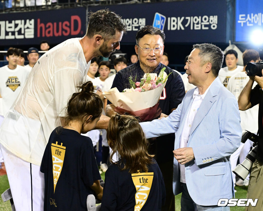 두산이 은퇴식을 맞이한 ‘니느님’ 더스틴 니퍼트와 함께 귀중한 승리를 쟁취했다. 프로야구 두산 베어스는 14일 서울 잠실구장에서 열린 2024 신한 SOL뱅크 KBO리그 KT 위즈와의 시즌 마지막 맞대결(16차전)에서 2-1로 승리했다. 5위 두산은 홈경기 5연패에서 탈출하며 4위 KT를 0.5경기 차이로 맹추격했다. 시즌 66승 2무 66패. 아울러 올 시즌 KT전을 12승 4패 압도적 우위로 마쳤다. 반면 최근 4연승이 좌절된 KT는 67승 2무 66패가 됐다. 경기를 마치고 니퍼트 은퇴식에서 박정원 구단주가 니퍼트에게 꽃다발을 건네고 있다. 2024.09.14 / jpnews@osen.co.kr