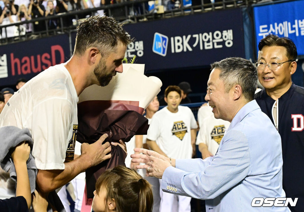 두산이 은퇴식을 맞이한 ‘니느님’ 더스틴 니퍼트와 함께 귀중한 승리를 쟁취했다. 프로야구 두산 베어스는 14일 서울 잠실구장에서 열린 2024 신한 SOL뱅크 KBO리그 KT 위즈와의 시즌 마지막 맞대결(16차전)에서 2-1로 승리했다. 5위 두산은 홈경기 5연패에서 탈출하며 4위 KT를 0.5경기 차이로 맹추격했다. 시즌 66승 2무 66패. 아울러 올 시즌 KT전을 12승 4패 압도적 우위로 마쳤다. 반면 최근 4연승이 좌절된 KT는 67승 2무 66패가 됐다. 경기를 마치고 박정원 구단주가 니퍼트에게 꽃다발을 전달하고 있다. 2024.09.14 / 