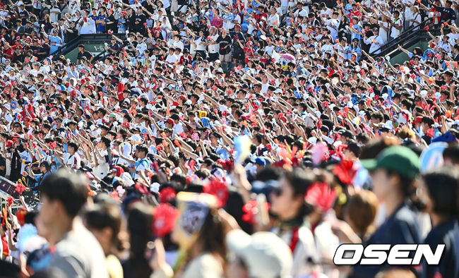 14일 부산 사직야구장에서 2024 신한 SOL 뱅크 KBO 리그 롯데 자이언츠와 한화 이글스의 경기가 열렸다. 홈팀 롯데는 반즈가 선발 출전하고 한화는 이상규가 선발 출전했다.롯데 자이언츠 팬들이 뜨거운 태양 아래서 열띤 응원을 하고 있다. 2024.09.14 / foto0307@osen.co.kr