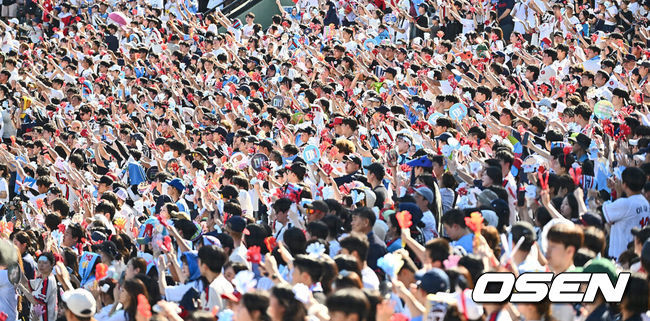 14일 부산 사직야구장에서 2024 신한 SOL 뱅크 KBO 리그 롯데 자이언츠와 한화 이글스의 경기가 열렸다. 홈팀 롯데는 반즈가 선발 출전하고 한화는 이상규가 선발 출전했다.롯데 자이언츠 팬들이 뜨거운 태양 아래서 열띤 응원을 하고 있다. 2024.09.14 / foto0307@osen.co.kr