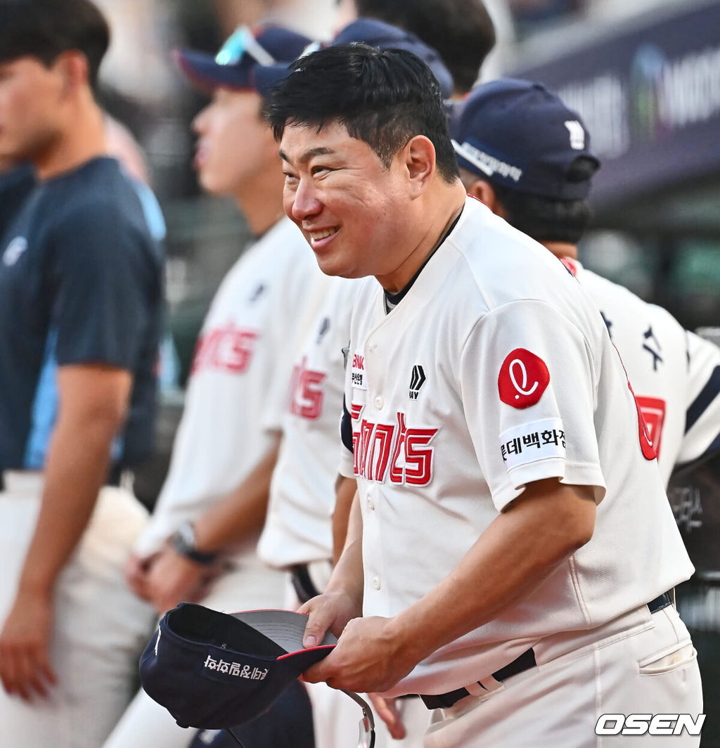 13일 부산 사직야구장에서 2024 신한 SOL 뱅크 KBO 리그 롯데 자이언츠와 한화 이글스의 경기가 열렸다. 홈팀 롯데는 박세웅이 선발 출전하고 한화는 류현진이 선발 출전했다.롯데 자이언츠 김태형 감독이 한화를 향해 인사하고 있다. 2024.09.13 / foto0307@osen.co.kr