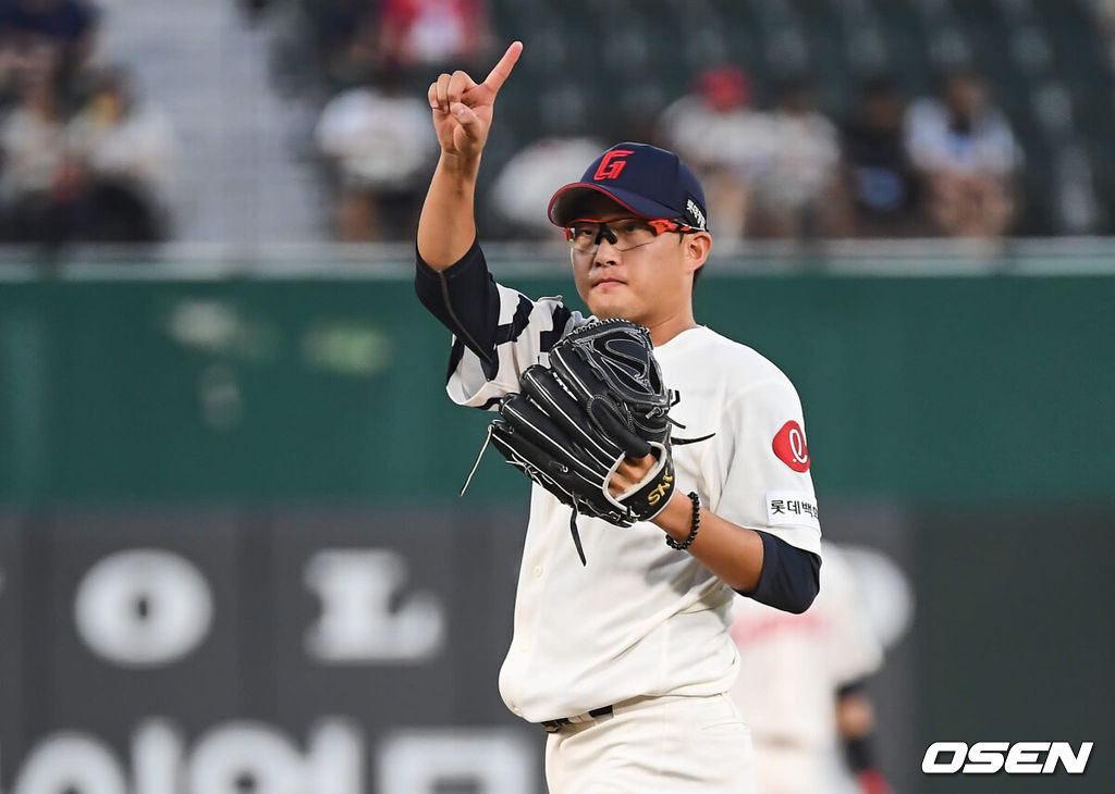 13일 부산 사직야구장에서 2024 신한 SOL 뱅크 KBO 리그 롯데 자이언츠와 한화 이글스의 경기가 열렸다. 홈팀 롯데는 박세웅이 선발 출전하고 한화는 류현진이 선발 출전했다.롯데 자이언츠 선발 투수 박세웅이 손을 들어 보이고 있다. 2024.09.13 / foto0307@osen.co.kr