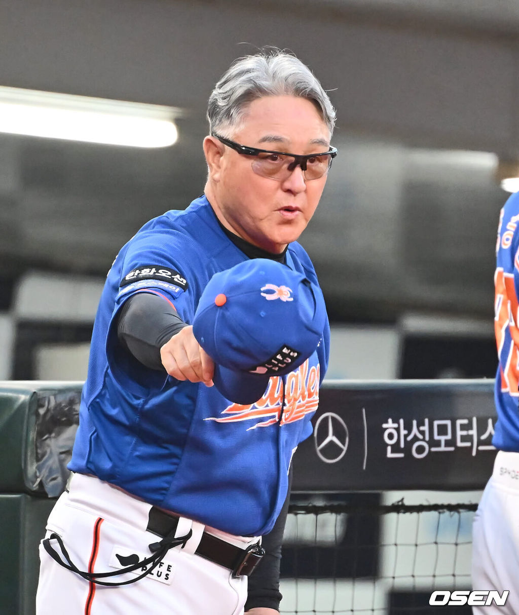 13일 부산 사직야구장에서 2024 신한 SOL 뱅크 KBO 리그 롯데 자이언츠와 한화 이글스의 경기가 열렸다. 홈팀 롯데는 박세웅이 선발 출전하고 한화는 류현진이 선발 출전했다.한화 이글스 김경문 감독이 인사를 하고 있다. 2024.09.13 / foto0307@osen.co.kr