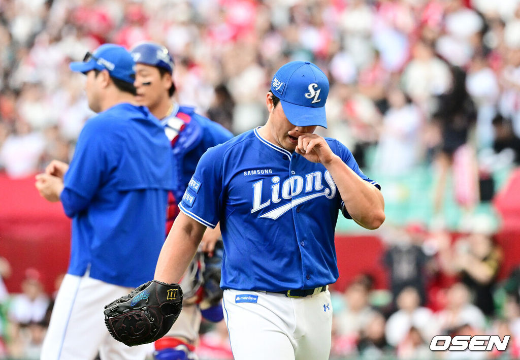 15일 오후 인천SSG랜더스필드에서 2024 신한 SOL Bank KBO리그 SSG 랜더스와 삼성 라이온즈의 경기가 열렸다. 7회말 삼성 오승환이 역전을 허용하며 교체되고 있다. 2024.09.15 / jpnews@osen.co.kr