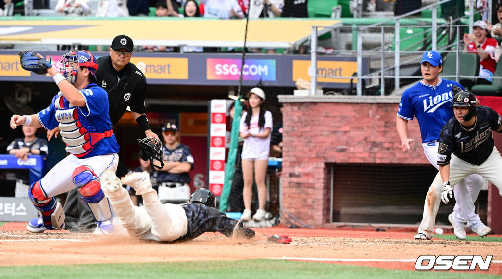 15일 오후 인천SSG랜더스필드에서 2024 신한 SOL Bank KBO리그 SSG 랜더스와 삼성 라이온즈의 경기가 열렸다. 7회말 2사 2루에서 SSG 박성한이 정준재의 역전 1타점 적시타에 홈에서 슬라이딩 세이프되고 있다. 2024.09.15 / jpnews@osen.co.kr