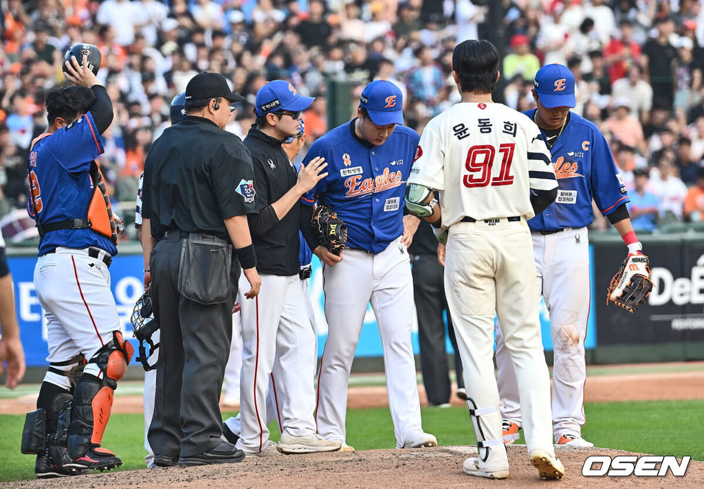 15일 부산 사직야구장에서 2024 신한 SOL 뱅크 KBO 리그 롯데 자이언츠와 한화 이글스의 경기가 열렸다. 홈팀 롯데는 윌커슨이 선발 출전하고 한화는 와이스가 선발 출전했다.롯데 자이언츠 윤동희가 7회말 무사 만루 자신의 타구에 맞은 한화 이글스 한승혁에게 달려가고 있다. 2024.09.15 / foto0307@osen.co.kr