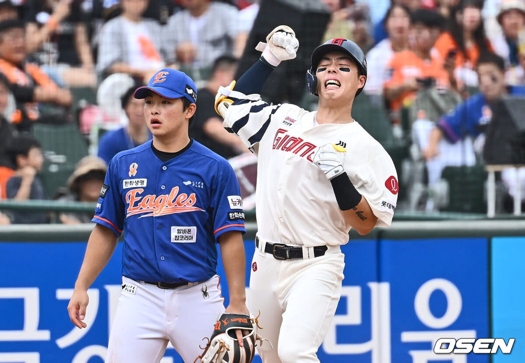 15일 부산 사직야구장에서 2024 신한 SOL 뱅크 KBO 리그 롯데 자이언츠와 한화 이글스의 경기가 열렸다. 홈팀 롯데는 윌커슨이 선발 출전하고 한화는 와이스가 선발 출전했다.롯데 자이언츠 고승민이 4회말 1사 만루 우익수 오른쪽 싹쓸이 3타점 3루타를 치고 포효하고 있다. 2024.09.15 / foto0307@osen.co.kr