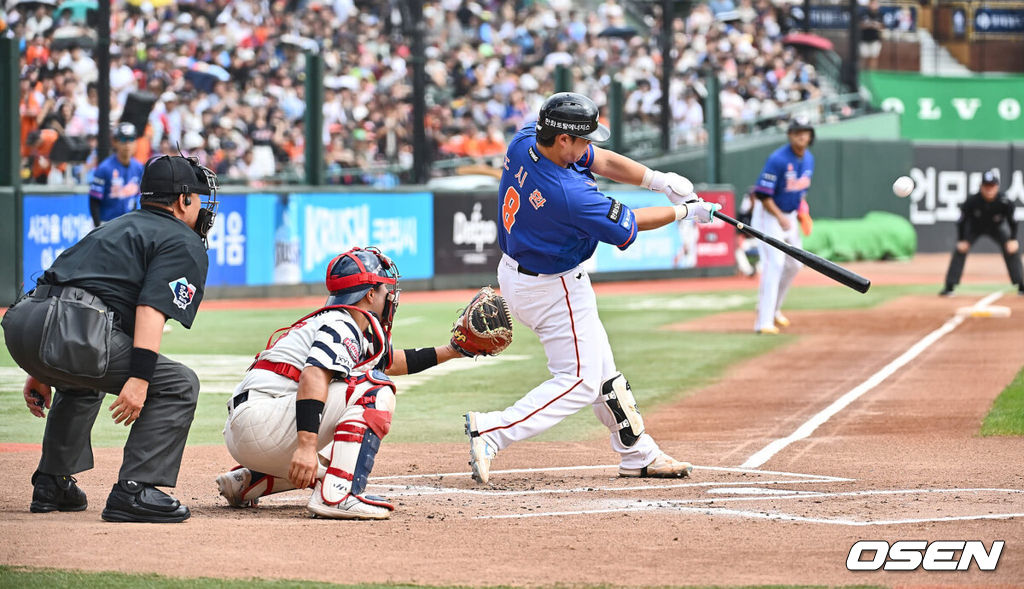 15일 부산 사직야구장에서 2024 신한 SOL 뱅크 KBO 리그 롯데 자이언츠와 한화 이글스의 경기가 열렸다. 홈팀 롯데는 윌커슨이 선발 출전하고 한화는 와이스가 선발 출전했다.한화 이글스 노시환이 1회초 무사 만루 중견수 희생플라이를 치고 있다. 2024.09.15 / foto0307@osen.co.kr