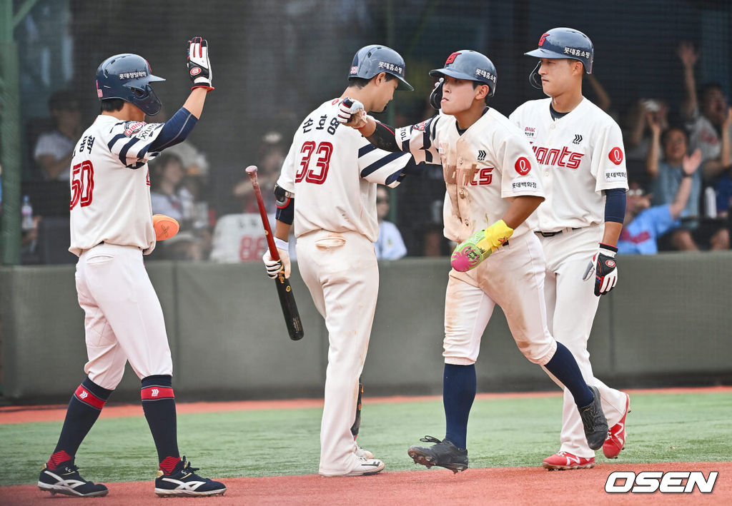 15일 부산 사직야구장에서 2024 신한 SOL 뱅크 KBO 리그 롯데 자이언츠와 한화 이글스의 경기가 열렸다. 홈팀 롯데는 윌커슨이 선발 출전하고 한화는 와이스가 선발 출전했다.롯데 자이언츠 황성빈과 주자들이 4회말 1사 만루 고승민의 우익수 오른쪽 싹쓸이 3타점 3루타 때 득점을 올리고 기쁨을 나누고 있다. 2024.09.15 / foto0307@osen.co.kr