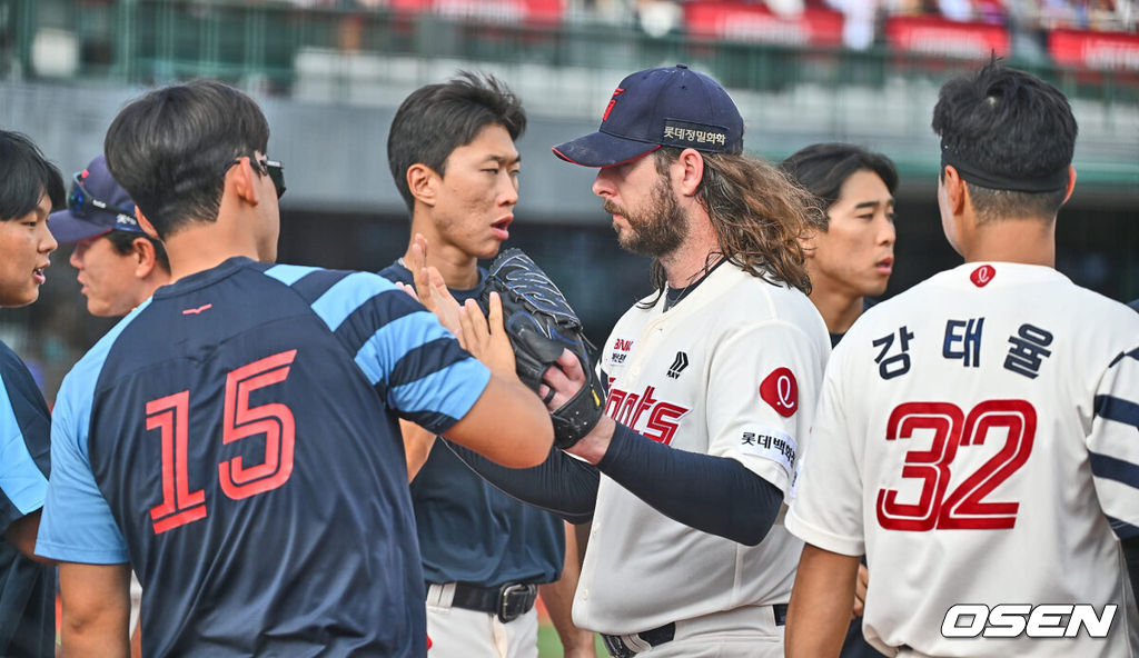 15일 부산 사직야구장에서 2024 신한 SOL 뱅크 KBO 리그 롯데 자이언츠와 한화 이글스의 경기가 열렸다. 홈팀 롯데는 윌커슨이 선발 출전하고 한화는 와이스가 선발 출전했다.롯데 자이언츠 선발 투수 윌커슨이 6회초 수비를 마치고 하이파이브를 하고 있다. 2024.09.15 / foto0307@osen.co.kr