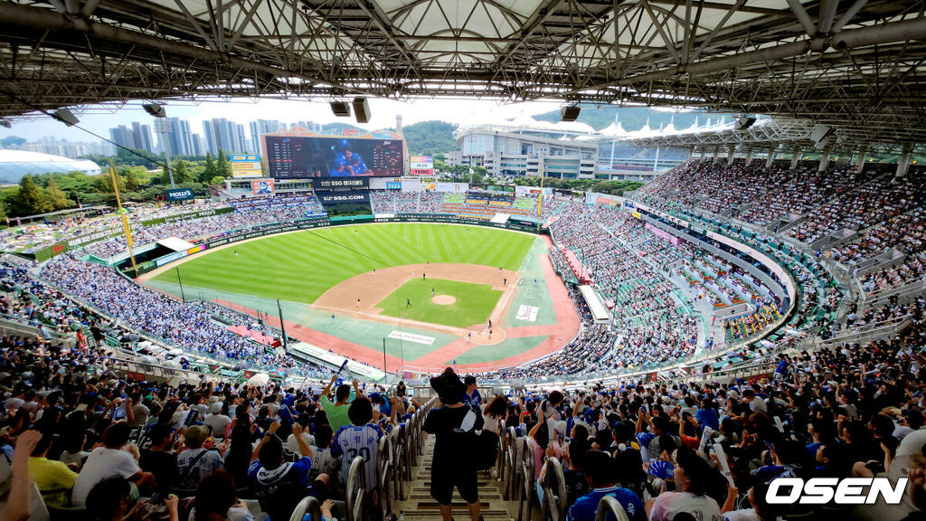 15일 오후 인천SSG랜더스필드에서 2024 신한 SOL Bank KBO리그 SSG 랜더스와 삼성 라이온즈의 경기가 열렸다. 이날 KBO리그 43년 역사에서 최초로 1000만 관중 돌파를 앞둔 가운데 랜더스필드에 야구팬들이 경기를 관전하고 있다. 2024.09.15 / jpnews@osen.co.kr