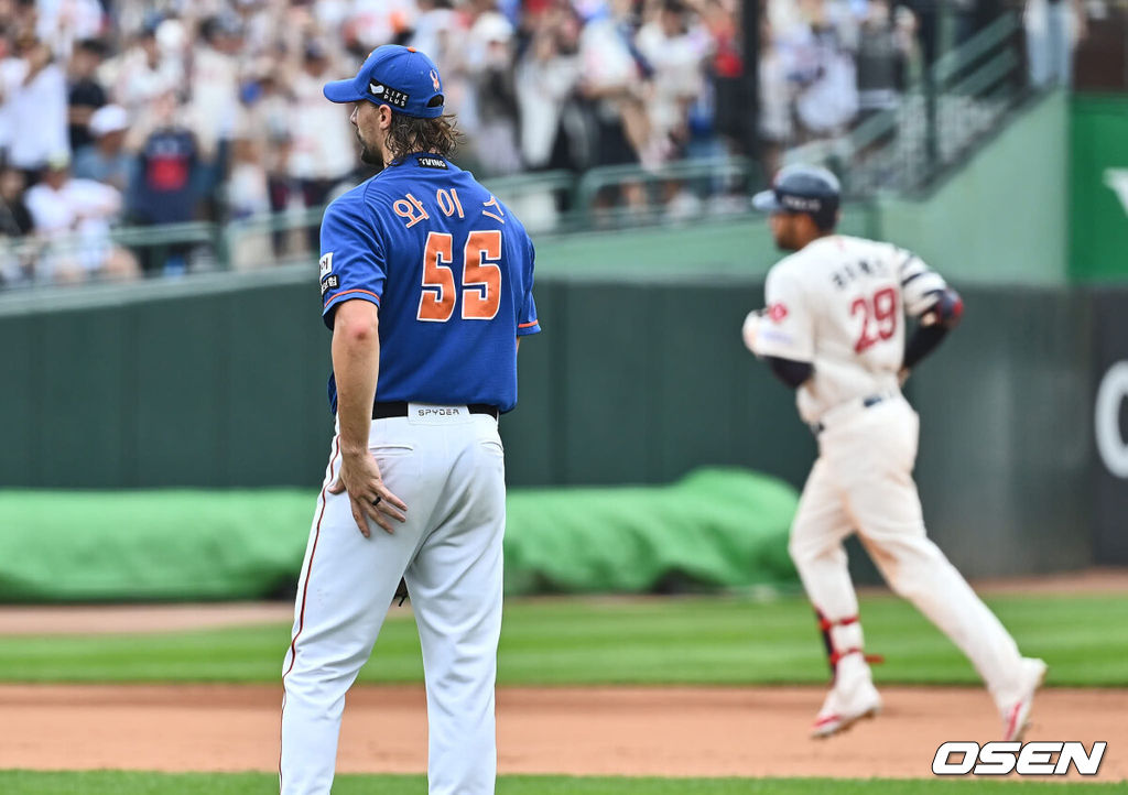 15일 부산 사직야구장에서 2024 신한 SOL 뱅크 KBO 리그 롯데 자이언츠와 한화 이글스의 경기가 열렸다. 홈팀 롯데는 윌커슨이 선발 출전하고 한화는 와이스가 선발 출전했다.한화 이글스 와이스가 4회말 2사 3루 롯데 자이언츠 레이예스에게 우월 2점 홈런을 맞고 아쉬워하고 있다. 2024.09.15 / foto0307@osen.co.kr