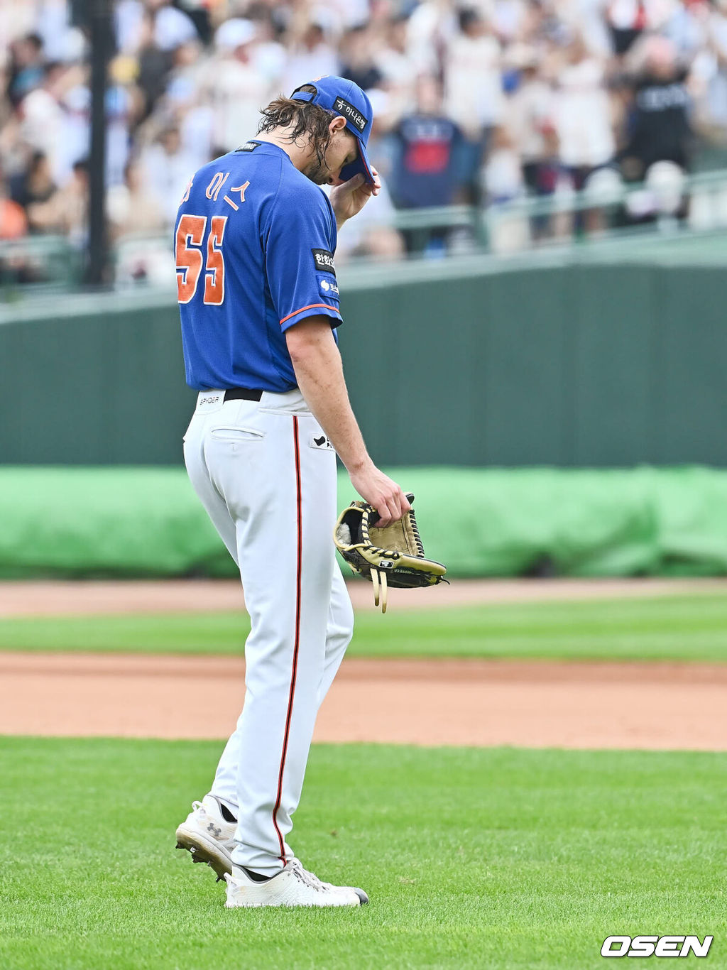 15일 부산 사직야구장에서 2024 신한 SOL 뱅크 KBO 리그 롯데 자이언츠와 한화 이글스의 경기가 열렸다. 홈팀 롯데는 윌커슨이 선발 출전하고 한화는 와이스가 선발 출전했다.한화 이글스 와이스가 4회말 2사 3루 롯데 자이언츠 레이예스에게 우월 2점 홈런을 맞고 아쉬워하고 있다. 2024.09.15 / foto0307@osen.co.kr