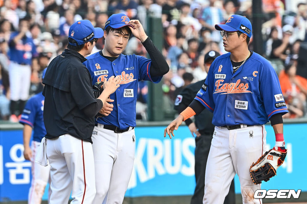 15일 부산 사직야구장에서 2024 신한 SOL 뱅크 KBO 리그 롯데 자이언츠와 한화 이글스의 경기가 열렸다. 홈팀 롯데는 윌커슨이 선발 출전하고 한화는 와이스가 선발 출전했다.한화 이글스 한승혁이 7회말 무사 만루 롯데 자이언츠 윤동희의 2타점 안타 타구에 머리를 맞고 힘들어 하고 있다. 2024.09.15 / foto0307@osen.co.kr