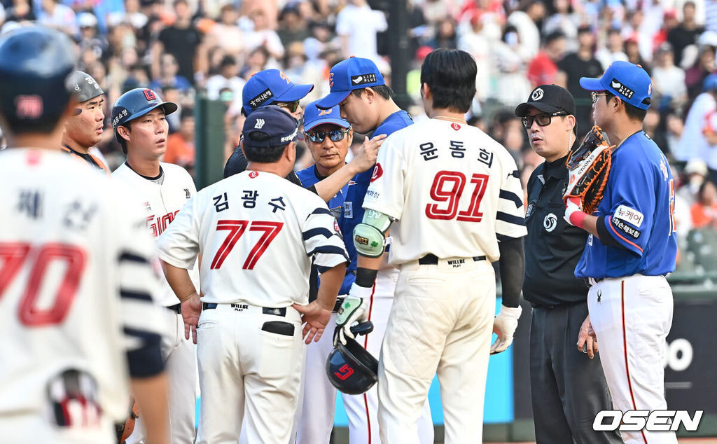 15일 부산 사직야구장에서 2024 신한 SOL 뱅크 KBO 리그 롯데 자이언츠와 한화 이글스의 경기가 열렸다. 홈팀 롯데는 윌커슨이 선발 출전하고 한화는 와이스가 선발 출전했다.롯데 자이언츠 윤동희가 7회말 무사 만루 자신의 타구에 맞은 한화 이글스 한승혁에게 달려가고 있다. 2024.09.15 / foto0307@osen.co.kr