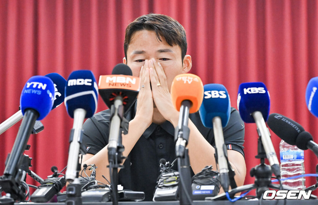 수원FC 손준호가 11일 오후 수원시체육회관에서 중국축구협회 영구 제명 징계 관련 반박 기자회견을 가졌다.<br /><br />중국축구협회는 지난 10일 “사법기관이 인정한 사실에 따르면 전(前) 산둥 타이산 선수 손준호는 정당하지 않은 이익을 도모하려고 정당하지 않은 거래에 참여해 축구 경기를 조작하고 불법 이익을 얻었다”며 “손준호의 축구와 관련된 어떠한 활동도 평생 금지한다”고 밝혔다.<br /><br />손준호는 지난해 5월 중국 상하이 훙차오공항을 통해 귀국하려다 공안에 연행됐고, 이후 형사 구류돼 랴오닝성 차오양 공안국의 조사를 받은뒤 지난 3월 풀려났다.<br /><br />이에 따라 승부 조작에 가담했다거나 산둥으로 이적하는 과정에서 금품이 오갔을 가능성이 거론됐지만, 손준호 측은 강하게 부인해왔다.<br /><br />손준호가 눈물을 보이고 있다.    2024.09.11  / soul1014@osen.co.kr