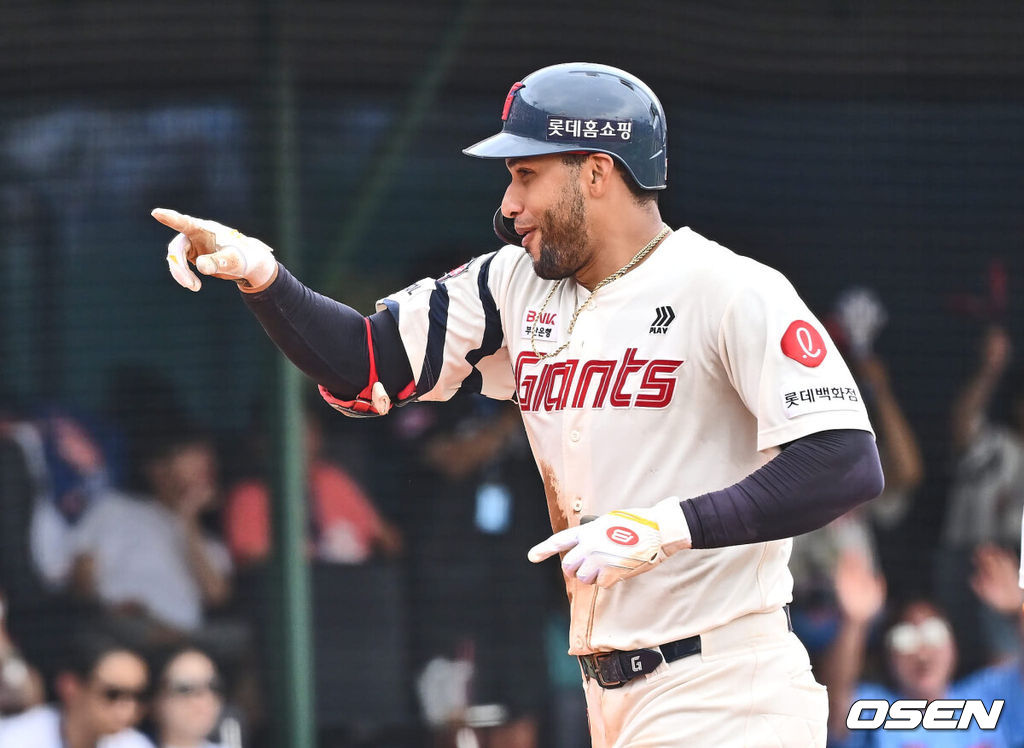 15일 부산 사직야구장에서 2024 신한 SOL 뱅크 KBO 리그 롯데 자이언츠와 한화 이글스의 경기가 열렸다. 홈팀 롯데는 윌커슨이 선발 출전하고 한화는 와이스가 선발 출전했다.롯데 자이언츠 레이예스가 4회말 2사 3루 우월 2점 홈런을 치고 세리머니를 하고 있다. 2024.09.15 / foto0307@osen.co.kr