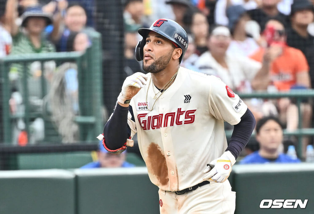 15일 부산 사직야구장에서 2024 신한 SOL 뱅크 KBO 리그 롯데 자이언츠와 한화 이글스의 경기가 열렸다. 홈팀 롯데는 윌커슨이 선발 출전하고 한화는 와이스가 선발 출전했다.롯데 자이언츠 레이예스가 4회말 2사 3루 우월 2점 홈런을 치고 세리머니를 하고 있다. 2024.09.15 / foto0307@osen.co.kr