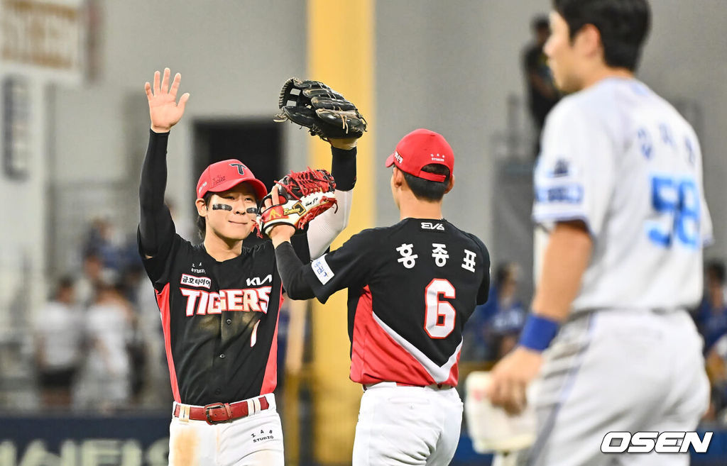 31일 대구삼성라이온즈파크에서 2024 신한 SOL 뱅크 KBO 리그 삼성 라이온즈와 KIA 타이거즈의 경기가 열렸다. 홈팀 삼성은 백정현이 방문팀 KIA는 황동하가 선발 출전했다. KIA 타이거즈 박찬호가 삼성 라이온즈에 15-13으로 승리한 후 기뻐하고 있다. 2024.08.31 / foto0307@osen.co.kr