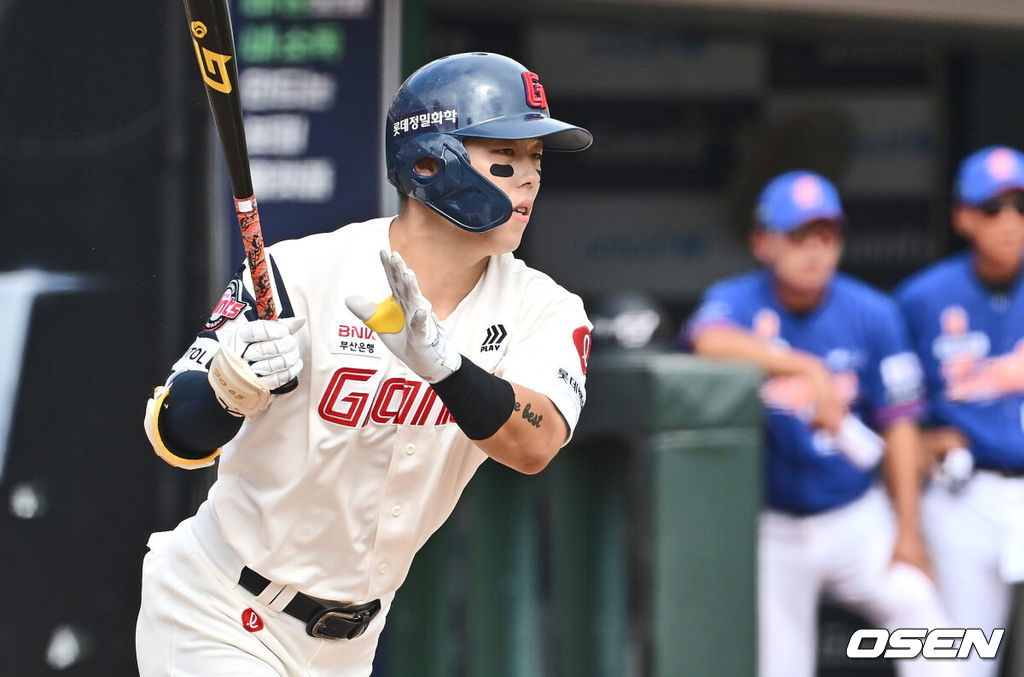 15일 부산 사직야구장에서 2024 신한 SOL 뱅크 KBO 리그 롯데 자이언츠와 한화 이글스의 경기가 열렸다. 홈팀 롯데는 윌커슨이 선발 출전하고 한화는 와이스가 선발 출전했다.롯데 자이언츠 고승민이 1회말 무사 3루 동점 1타점 우익수 앞 안타를 치고 있다. 2024.09.15 / foto0307@osen.co.kr