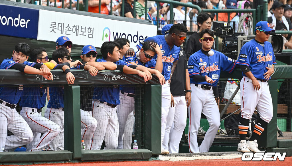 15일 부산 사직야구장에서 2024 신한 SOL 뱅크 KBO 리그 롯데 자이언츠와 한화 이글스의 경기가 열렸다. 홈팀 롯데는 윌커슨이 선발 출전하고 한화는 와이스가 선발 출전했다.한화 이글스 선수들이 롯데에 패색이 짙어지자 어두운 표정으로 경기를 지켜보고 있다. 2024.09.15 / foto0307@osen.co.kr