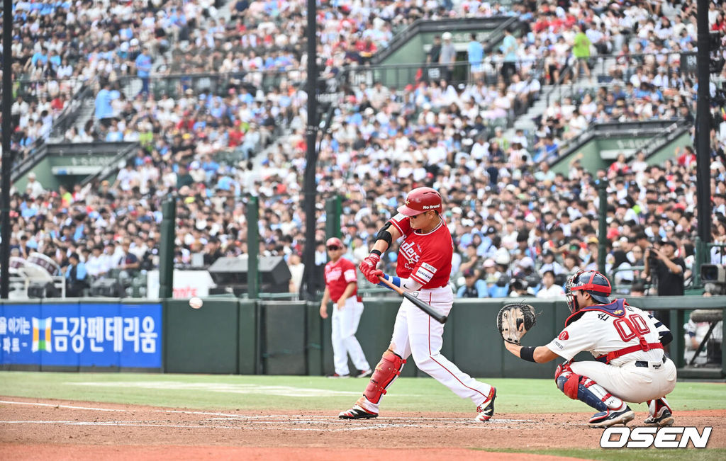 8일 부산 사직야구장에서 2024 신한 SOL 뱅크 KBO 리그 롯데 자이언츠와 SSG 랜더스의 경기가 열렸다. 홈팀 롯데는 반즈가 선발 출전하고 SSG는 엘리아스가 선발 출전했다. SSG 랜더스 추신수가 롯데 자이언츠와의 사직 마지막 경기에 출전하고 있다. 2024.09.08 / foto0307@osen.co.kr