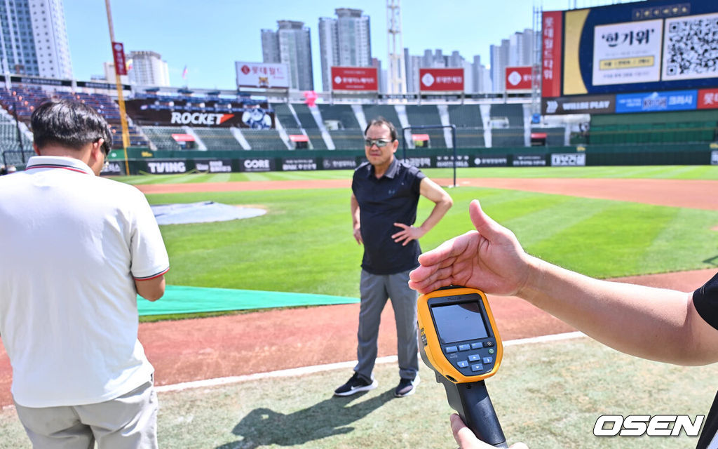 17일 부산 사직야구장에서 2024 신한 SOL 뱅크 KBO 리그 롯데 자이언츠와 LG 트윈스의 경기가 열린다. 홈팀 롯데는 박진이 선발 출전하고 LG는 엔스가 선발 출전한다.경기를 앞두고 부산 지역에 폭염주의보가 내려진 가운데 임채섭 경기감독관과 관계자들이 열화상 카메라를 들고  사직야구장의 폭염을 체크하고 있다. 2024.09.17 / foto0307@osen.co.kr