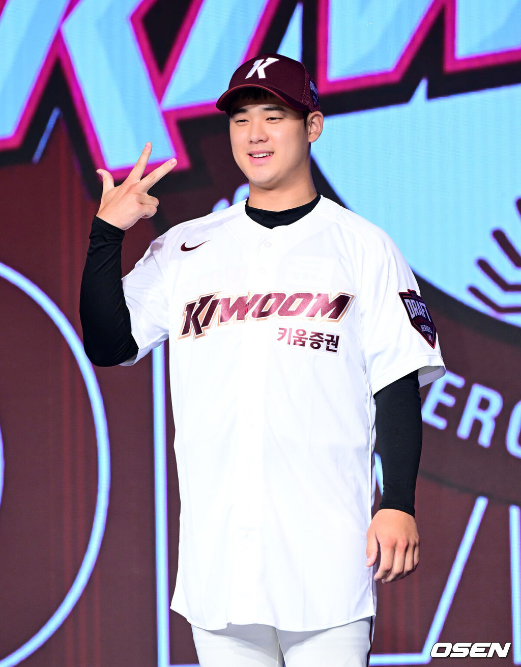 11일 오후 서울 잠실 롯데호텔 월드에서 2025 KBO 신인 드래프트가 열렸다.2025 KBO 신인 드래프트는 전면 드래프트 방식으로 진행된다. 지명은 1라운드부터 11라운드까지 이뤄지며, 2023년도 구단 순위의 역순인 키움-한화-삼성-롯데-KIA-두산-NC-SSG-KT-LG 순서로 실시된다.덕수고 정현우가 전체 1순위로 키움에 지명되며 포즈를 취하고 있다. 2024.09.11 / jpnews@osen.co.kr