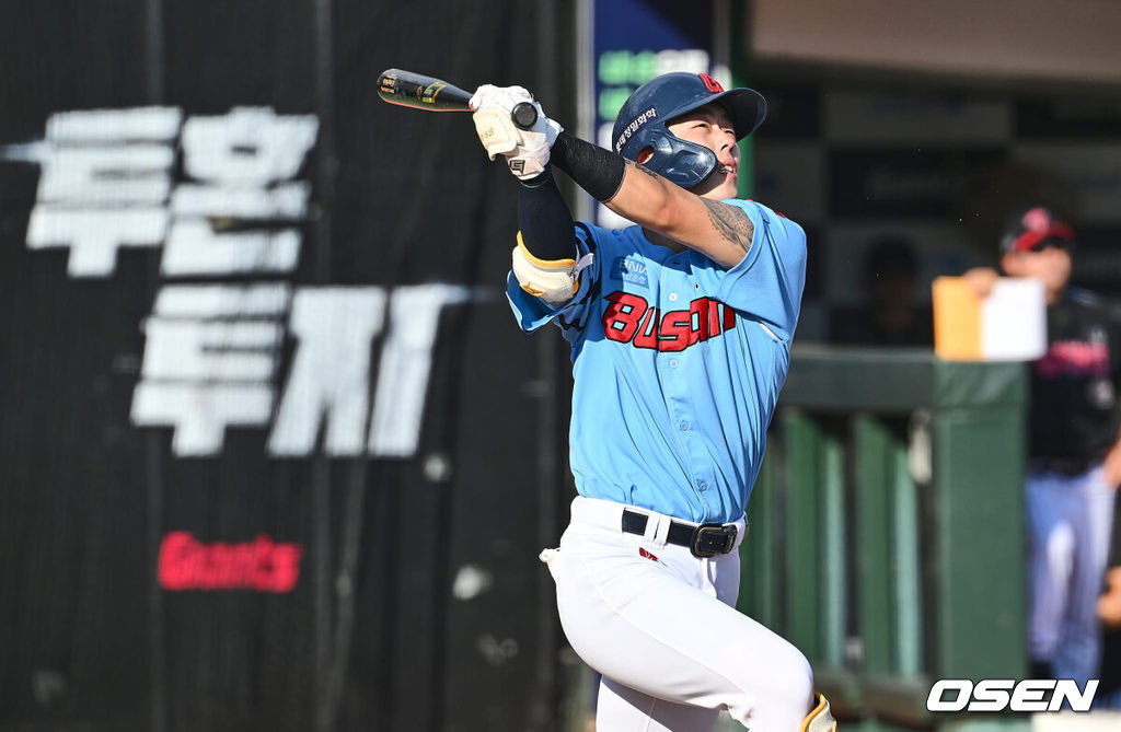 17일 부산 사직야구장에서 2024 신한 SOL 뱅크 KBO 리그 롯데 자이언츠와 LG 트윈스의 경기가 열렸다. 홈팀 롯데는 박진이 선발 출전하고 LG는 엔스가 선발 출전했다.롯데 자이언츠 고승민이 6회말 우월 역전 솔로 홈런을 치고 있다. 2024.09.17 / foto0307@osen.co.kr