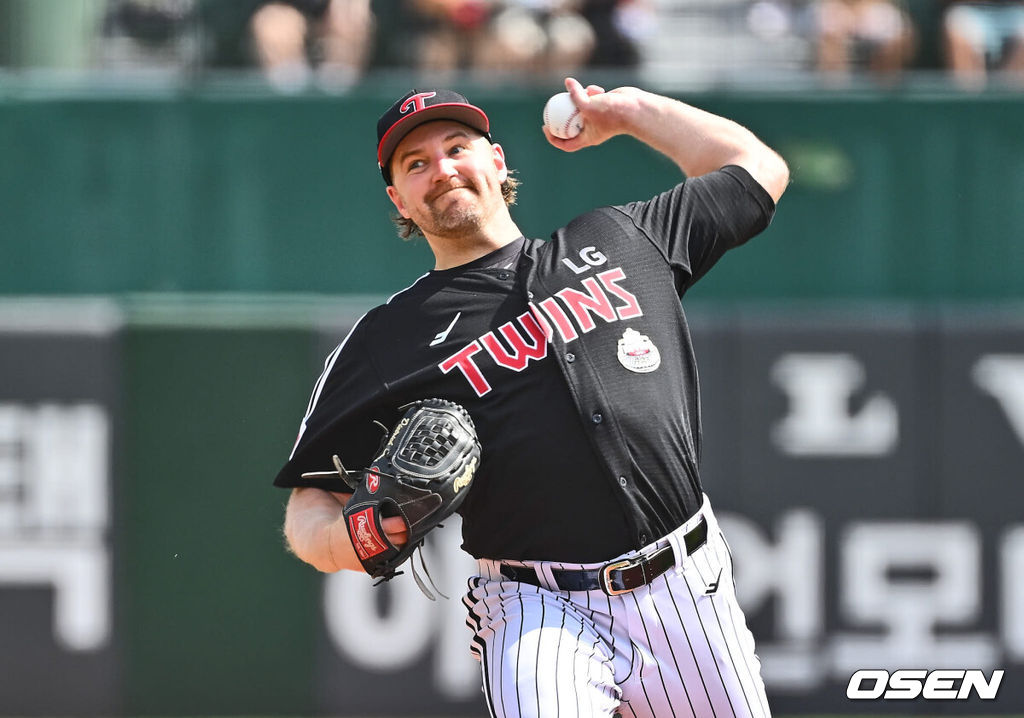 17일 부산 사직야구장에서 2024 신한 SOL 뱅크 KBO 리그 롯데 자이언츠와 LG 트윈스의 경기가 열렸다. 홈팀 롯데는 박진이 선발 출전하고 LG는 엔스가 선발 출전했다.LG 트윈스 선발 투수 엔스가 역투하고 있다. 2024.09.17 / foto0307@osen.co.kr