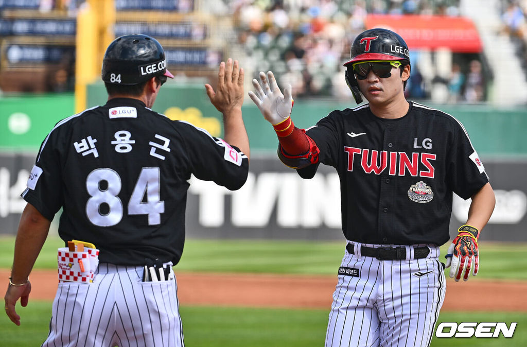 17일 부산 사직야구장에서 2024 신한 SOL 뱅크 KBO 리그 롯데 자이언츠와 LG 트윈스의 경기가 열렸다. 홈팀 롯데는 박진이 선발 출전하고 LG는 엔스가 선발 출전했다.LG 트윈스 박해민이 2회초 2사 3루 우중간 1타점 안타를 치고 하이파이브를 하고 있다. 2024.09.17 / foto0307@osen.co.kr