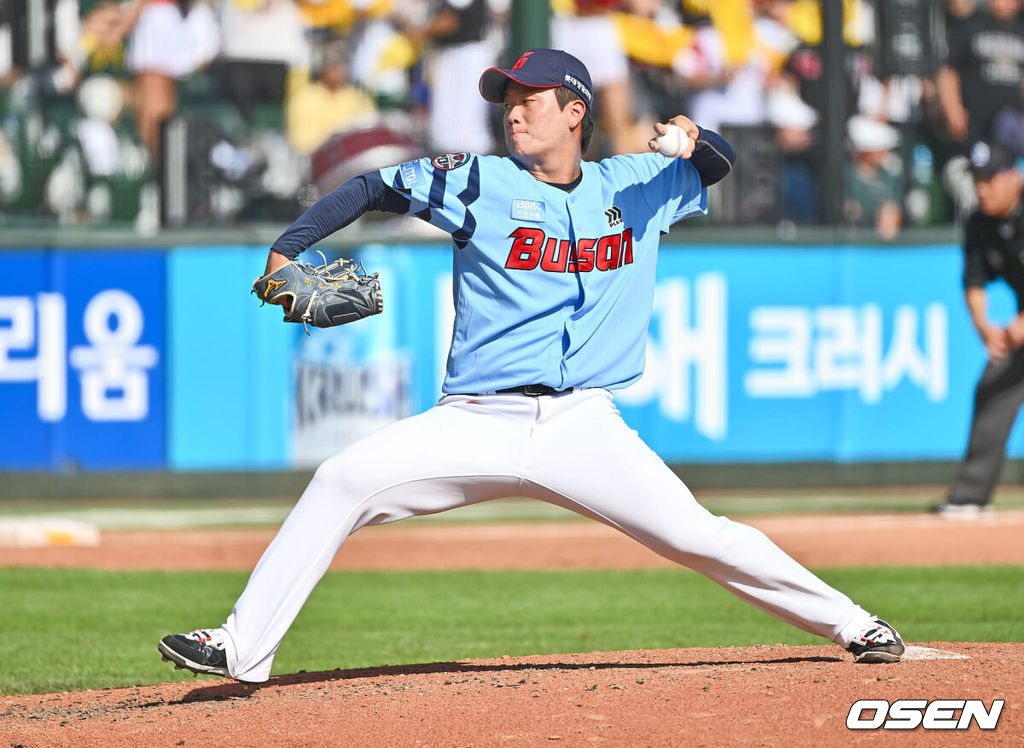 17일 부산 사직야구장에서 2024 신한 SOL 뱅크 KBO 리그 롯데 자이언츠와 LG 트윈스의 경기가 열렸다. 홈팀 롯데는 박진이 선발 출전하고 LG는 엔스가 선발 출전했다.롯데 자이언츠 정현수가 역투하고 있다. 2024.09.17 / foto0307@osen.co.kr