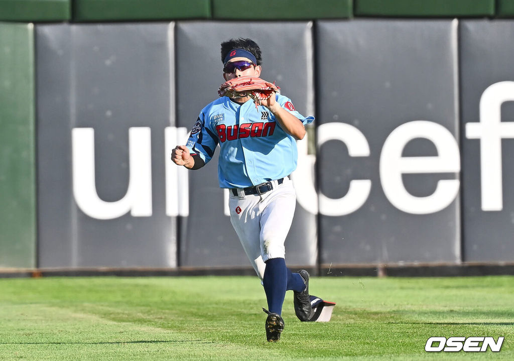 17일 부산 사직야구장에서 2024 신한 SOL 뱅크 KBO 리그 롯데 자이언츠와 LG 트윈스의 경기가 열렸다. 홈팀 롯데는 박진이 선발 출전하고 LG는 엔스가 선발 출전했다.롯데 자이언츠 황성빈이 8회초 1사 만루 LG 트윈스 박해민의 타구를 잡고 있다. 2024.09.17 / foto0307@osen.co.kr