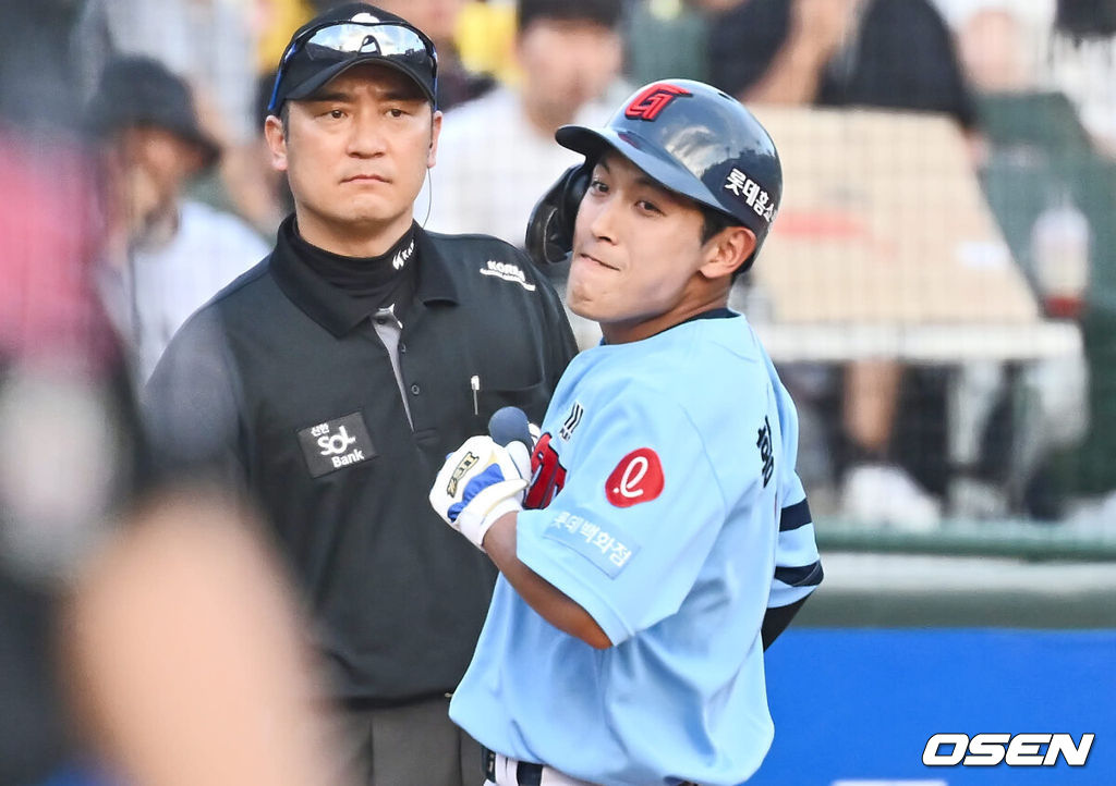 17일 부산 사직야구장에서 2024 신한 SOL 뱅크 KBO 리그 롯데 자이언츠와 LG 트윈스의 경기가 열렸다. 홈팀 롯데는 박진이 선발 출전하고 LG는 엔스가 선발 출전했다.롯데 자이언츠 황성빈이 8회말 1사 2루 투수 앞 번트를 대고 투수 송구 실책때 3루로 전력질주 성공하고 있다. 2024.09.17 / foto0307@osen.co.kr