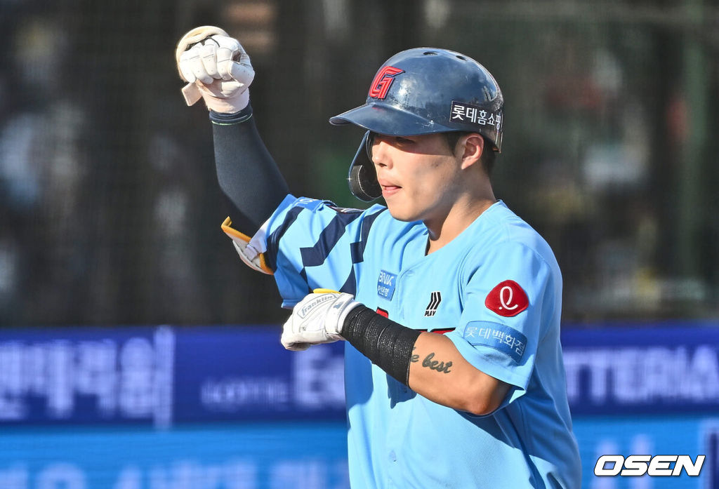 17일 부산 사직야구장에서 2024 신한 SOL 뱅크 KBO 리그 롯데 자이언츠와 LG 트윈스의 경기가 열렸다. 홈팀 롯데는 박진이 선발 출전하고 LG는 엔스가 선발 출전했다.롯데 자이언츠 고승민이 6회말 우월 역전 솔로 홈런을 치고 하이파이브를 하고 있다. 2024.09.17 / foto0307@osen.co.kr